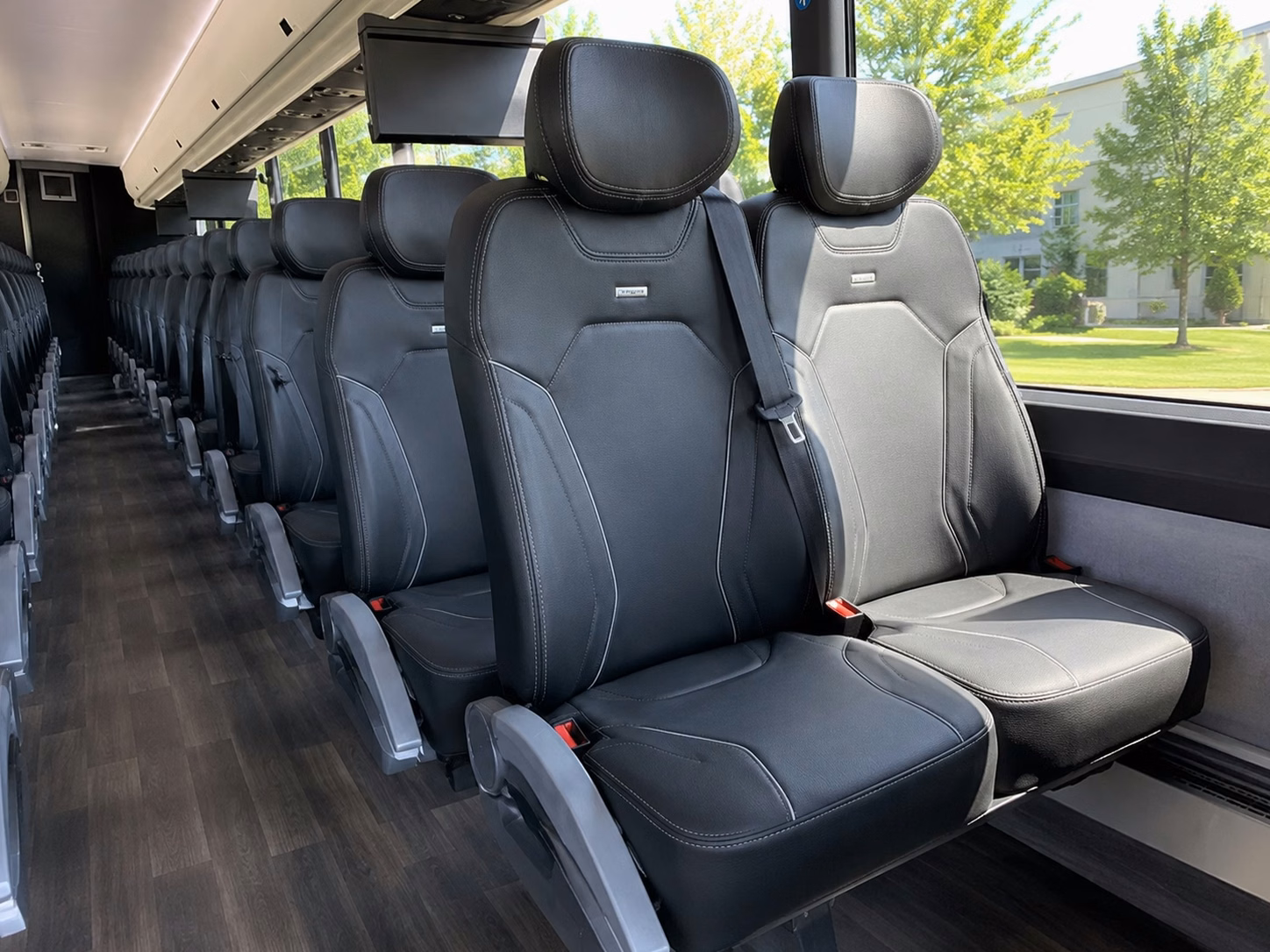 shuttle your guests between lynchburg hotels and your wedding venue stress free